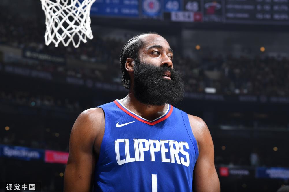 梦回13-14赛季？皇马新赛季第三球衣发布，蓝色主体配白色条纹.